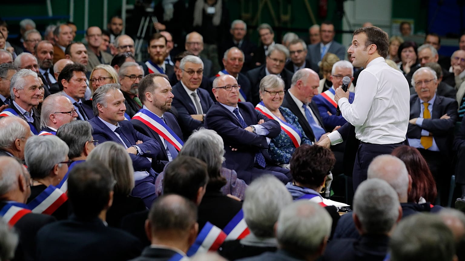Macron face à des maires de Normandie à Grand Bourgtheroulde 15/01/19.
