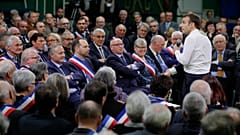 Macron face à des maires de Normandie à Grand Bourgtheroulde 15/01/19.