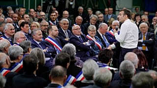 Macron face à des maires de Normandie à Grand Bourgtheroulde 15/01/19.