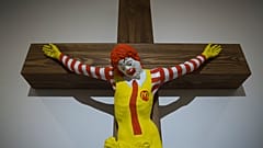 Ronald McDonald am Kreuz: „McJesus“ sorgt unter israelischen Christen für Furore