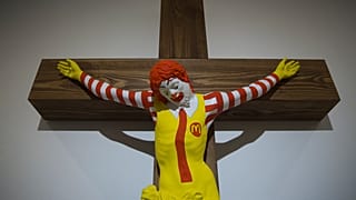 Haifa, rabbia per il McJesus crocifisso esposto contro la volontà dell'artista
