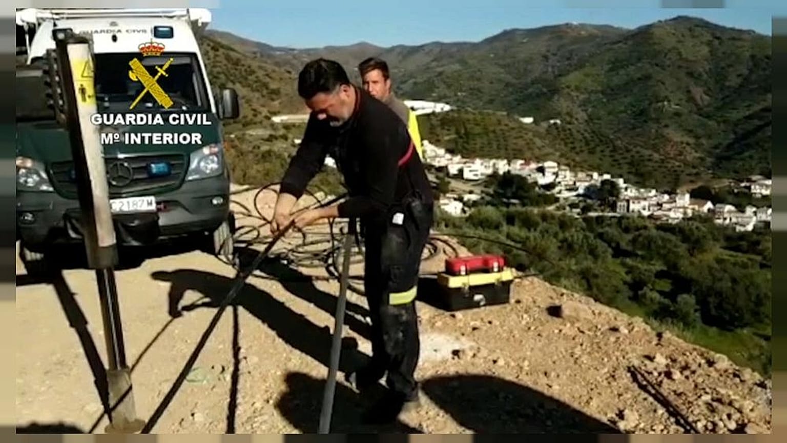 Video | Üç gün önce 100 metrelik kuyuya düşen çocuğu kurtarmak için zamana karşı yarış