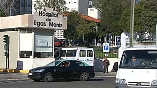 Roban material médico de un hospital de Lisboa