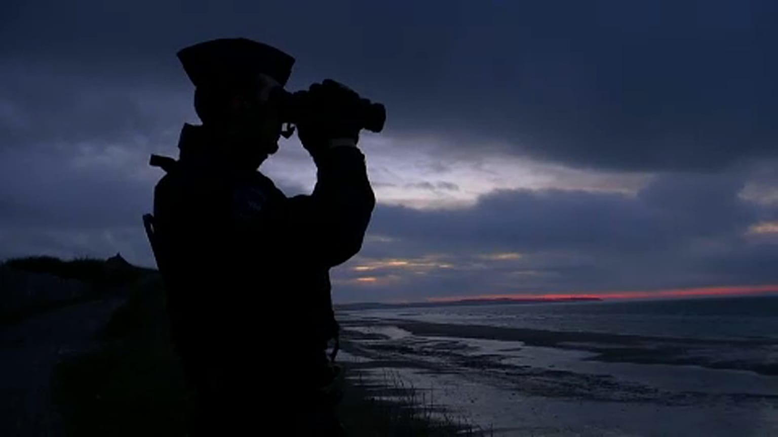 Gumicsónakos menekültek Calais-nál is