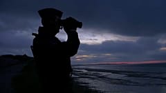 Gumicsónakos menekültek Calais-nál is