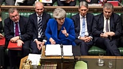 Knapper Sieg nach der Niederlage: Regierung May erhält Vertrauen