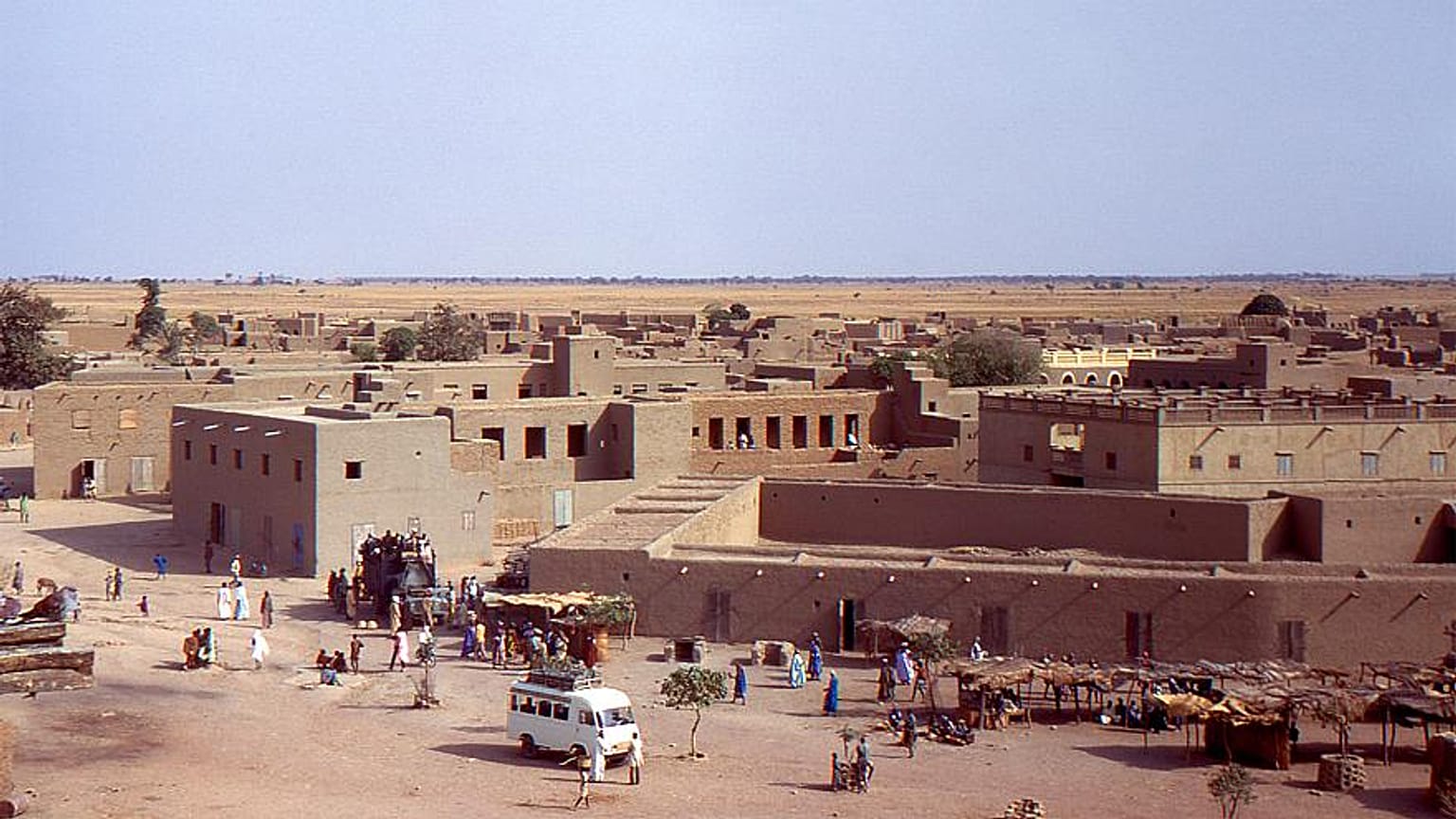آخر موجة للعنف العرقي في مالي: مسلحون يقتلون أربعة وثلاثين مدنيا من الطوارق  