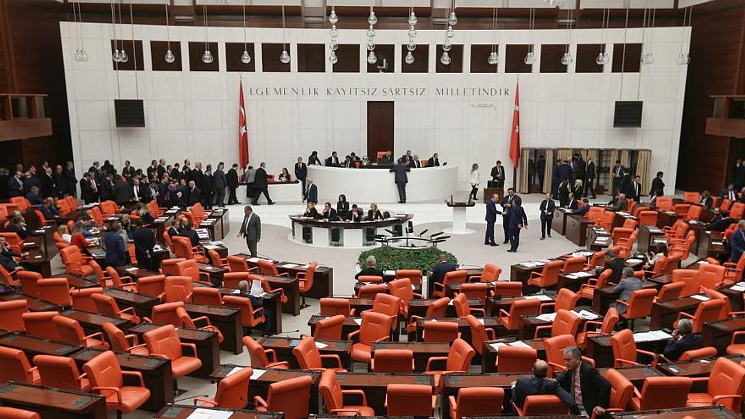 Rafinerilere kaçak akaryakıt alma yükümlülüğü: Ekonomide düzenlemeler içeren torba teklif yasalaştı