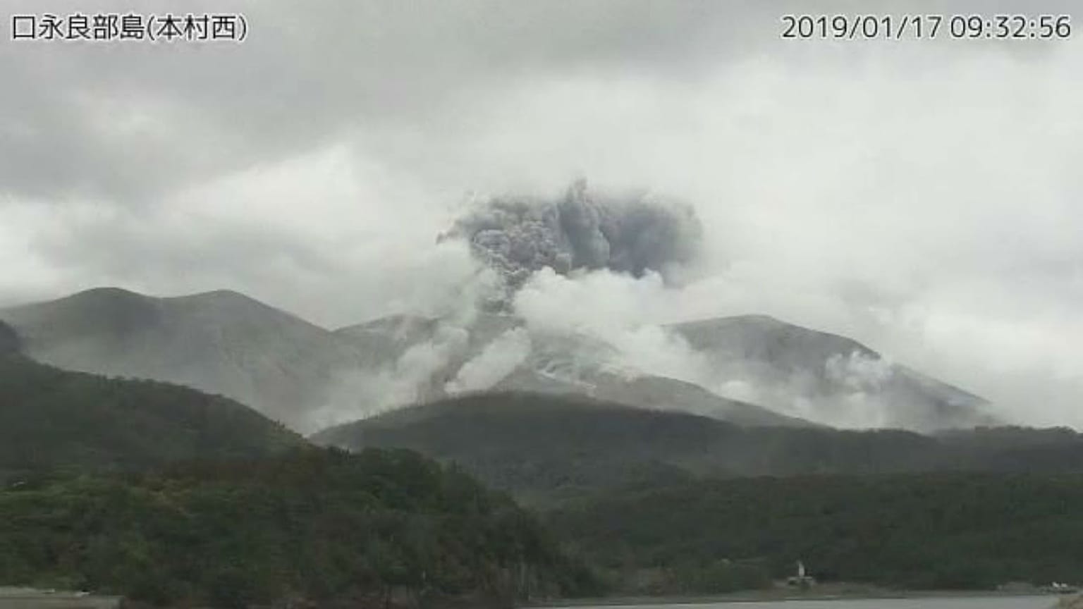 Vulkan auf kleiner Insel brodelt und spuckt