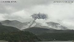 Vulkan auf kleiner Insel brodelt und spuckt