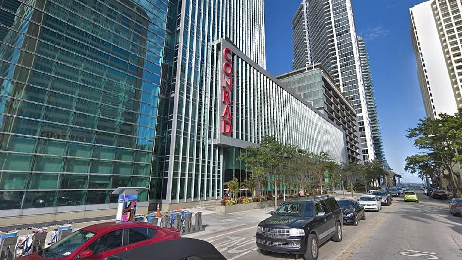 Kiliseye gitmek istediği pazar günleri çalıştırılan otel bulaşıkçısına 21 milyon dolar tazminat