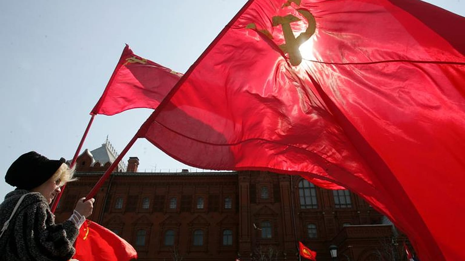 Россияне стыдятся бедности и "разрушения СССР" (опрос)