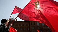 Россияне стыдятся бедности и "разрушения СССР" (опрос)