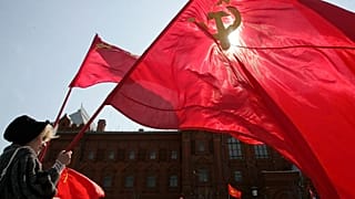 Россияне стыдятся бедности и "разрушения СССР" (опрос)