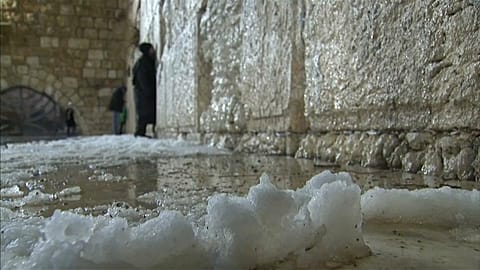 Una fuerte nevada cubre de blanco Jerusalén 