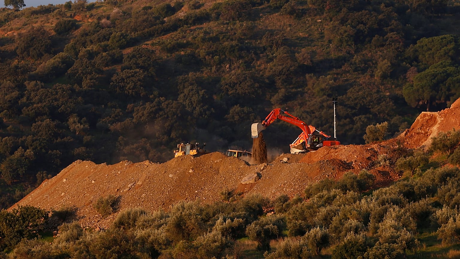 Un túnel paralelo al pozo, principal plan para sacar a Julen del pozo en el cuarto día de rescate