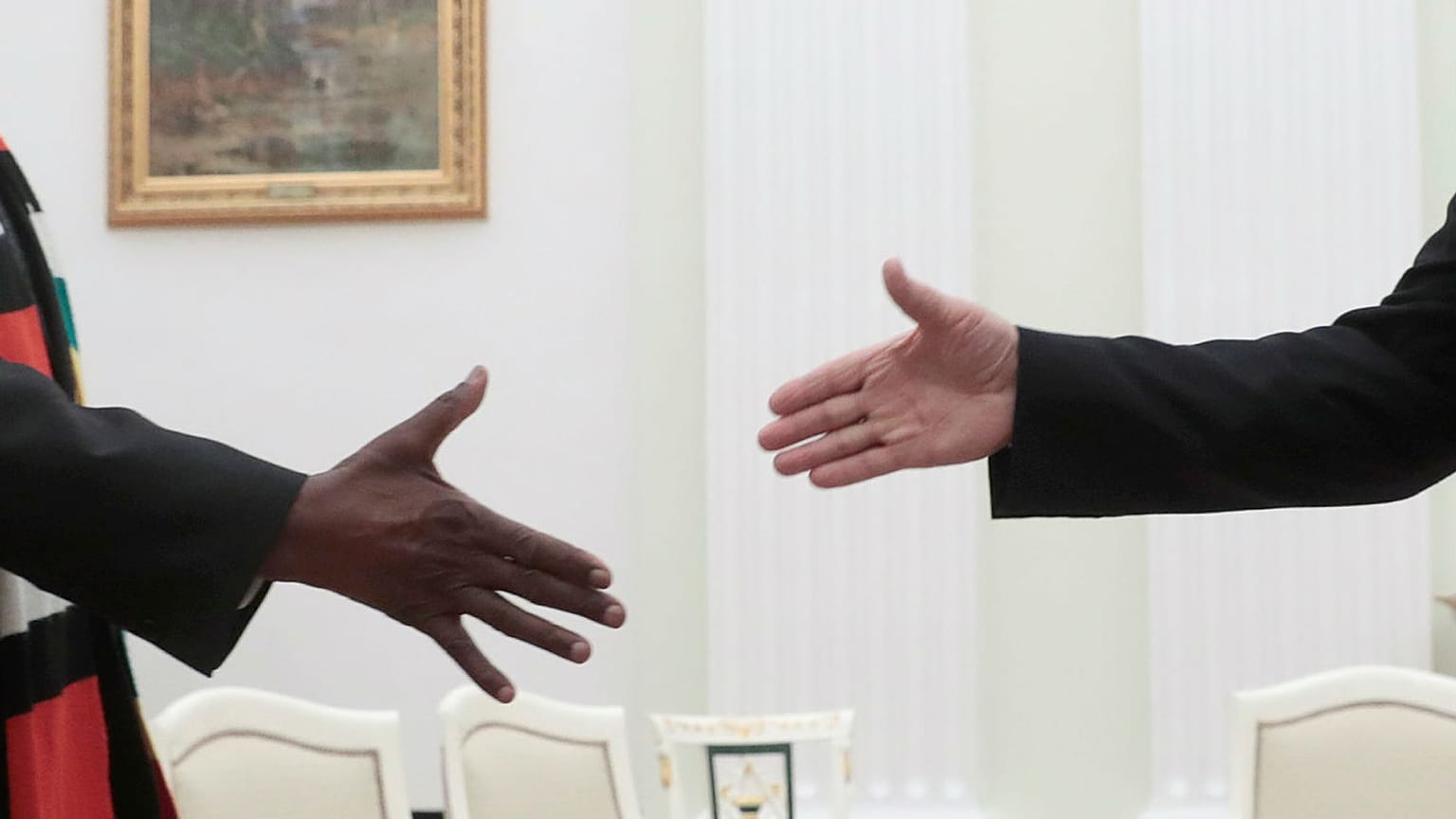 Danimarka'da el sıkmak vatandaş olmak için yasal bir şart oldu