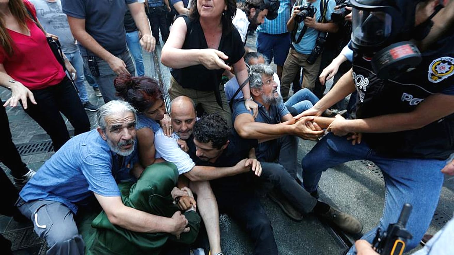 İnsan Hakları İzleme Örgütü: Türkiye'de OHAL bitti ama Erdoğan'ın baskı yönetimi devam ediyor