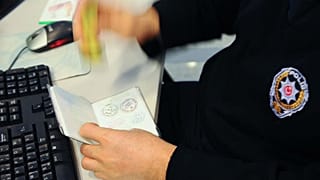 Hollandalı gazeteci, terör istihbaratı sonrası Türkiye'den sınır dışı edildi