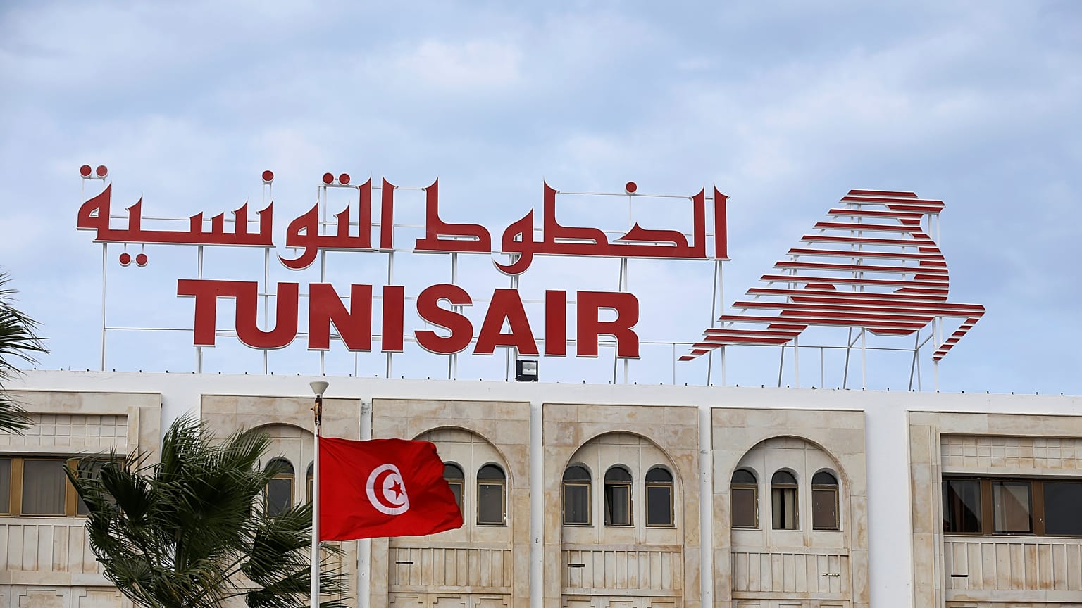 إضراب عام في تونس يشل حركة الطيران والنقل العام بالبلاد