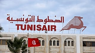 إضراب عام في تونس يشل حركة الطيران والنقل العام بالبلاد