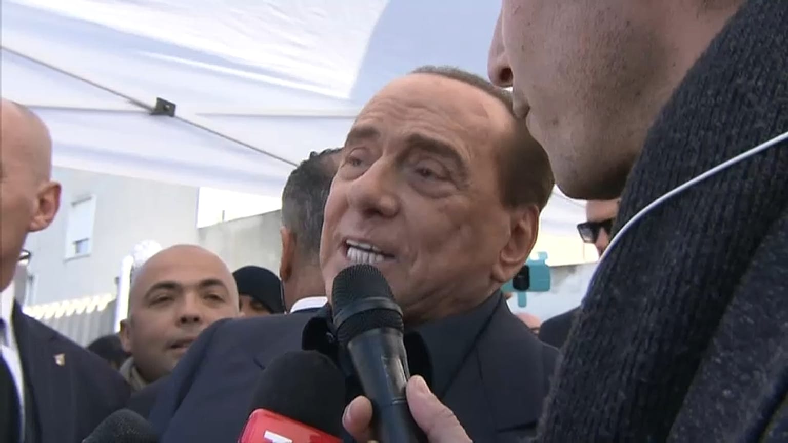 Silvio Berluscono candidata-se ao Parlamento Europeu