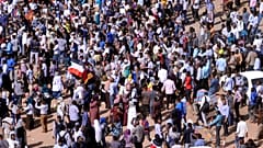 أطباء معارضون: مقتل طبيب وطفل في احتجاجات السودان