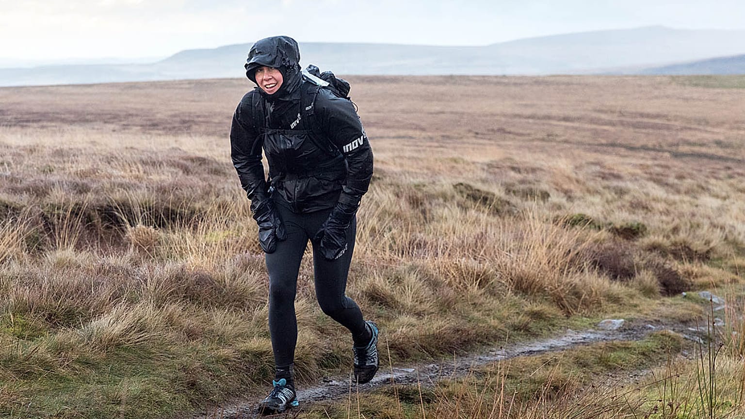 Jasmin Paris ganadora de la ultramaratón The Spine Race mientras amamantaba