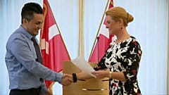 Danemark : une poignée de main symbolique