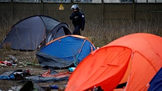 Migranti a Calais, stazione di servizio innalza muro alto tre metri