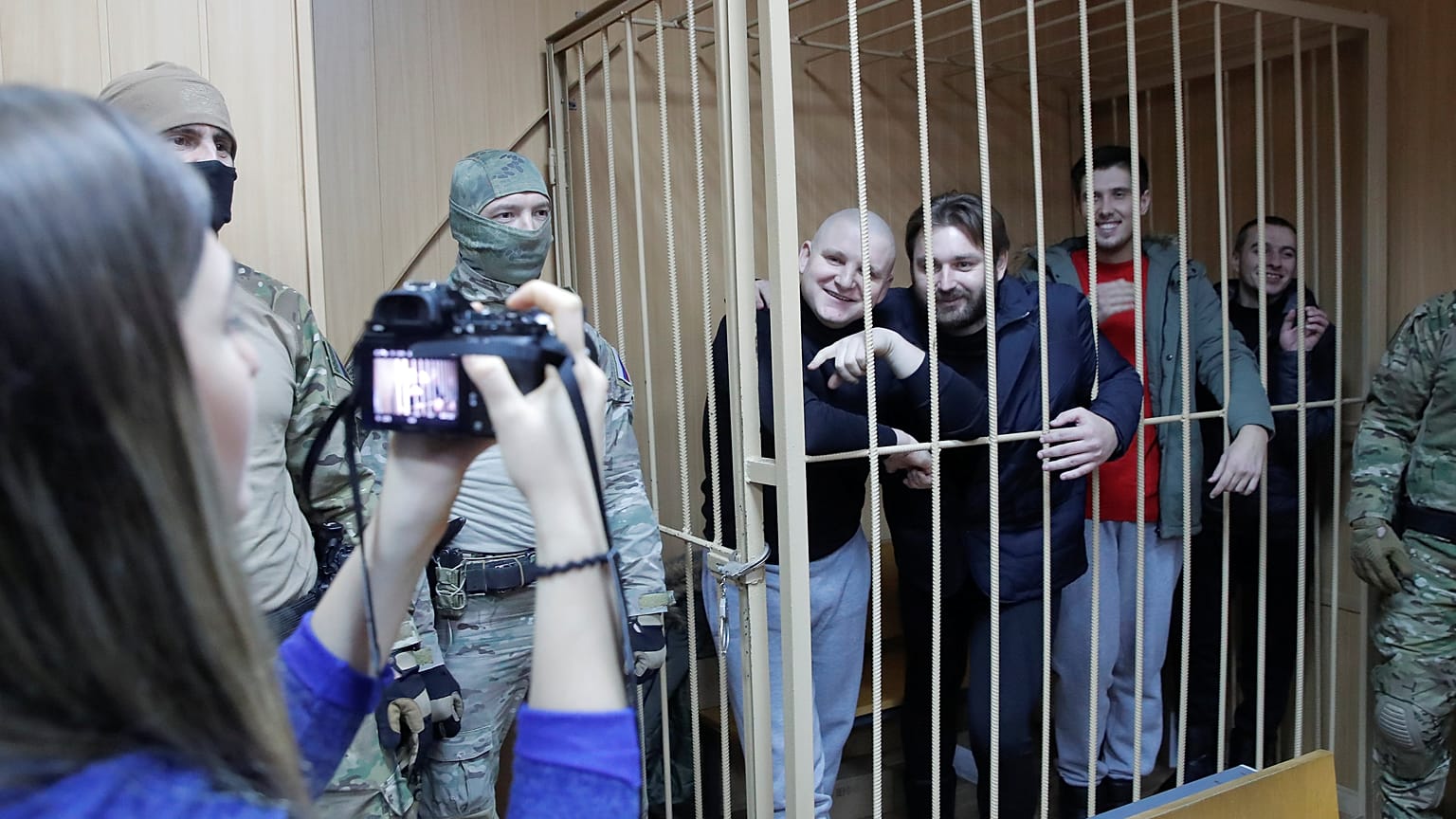 The Cube: украинские моряки - военнопленные или нарушители границы?