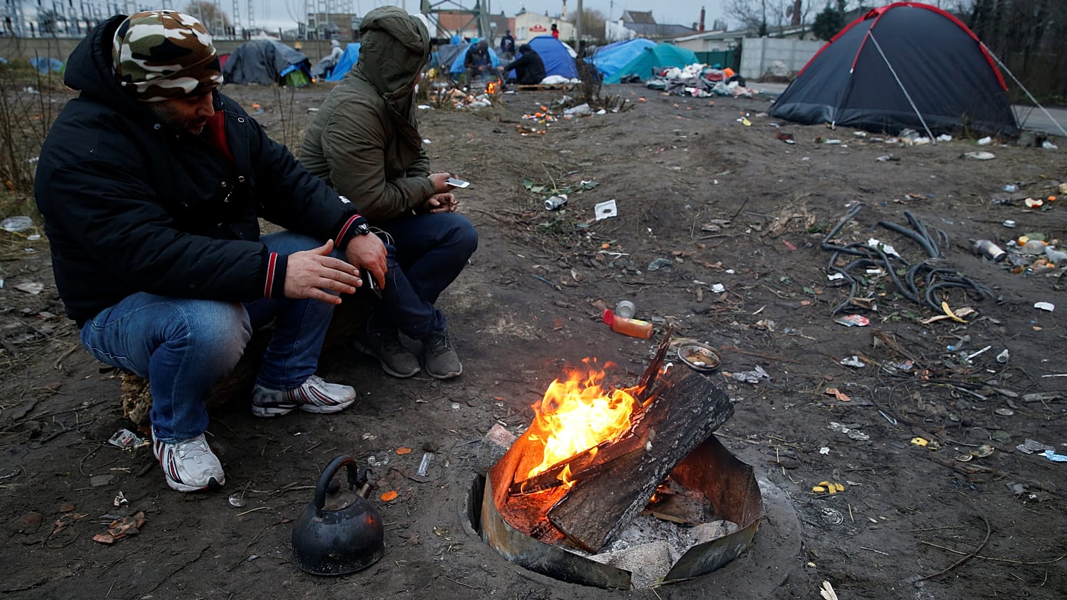 Migrants à Calais : Total construit un mur autour d'une de ses stations