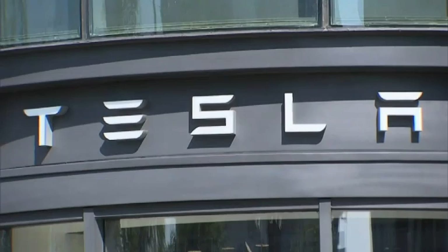 Tesla: auto meno costose, più licenziamenti