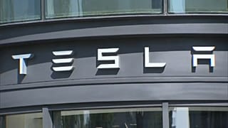 Tesla: auto meno costose, più licenziamenti