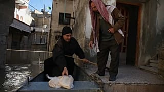 شاهد: أبو إيهاب يتحدى مياه العاصي في أزقة دركوش السورية لمساعدة المنكوبين