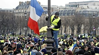 Les "gilets jaunes" maintiennent la pression sur Macron