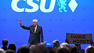 Ein bissl Groll? Seehofer macht Platz für Söder - 10 Kommentare