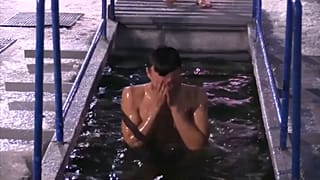 Russia, bagno gelato nell'Epifania cristiano-ortodossa