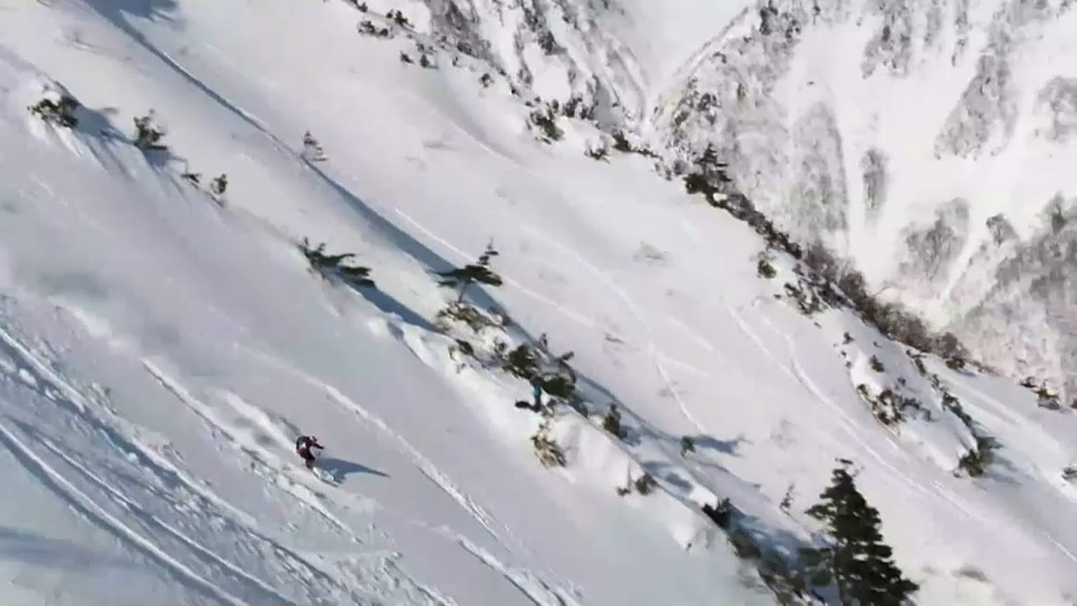 Ein Ski-Freerider am Berg