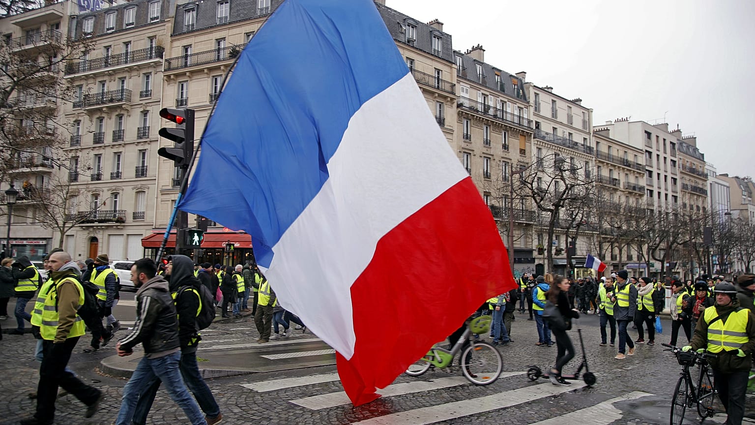 L'acte 10 des "gilets jaunes" en France