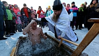 Los ortodoxos rusos se bañan en aguas heladas para celebrar la Epifanía