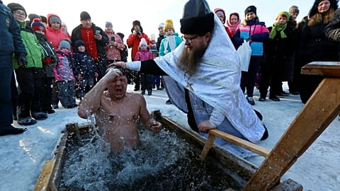 Los ortodoxos rusos se bañan en aguas heladas para celebrar la Epifanía