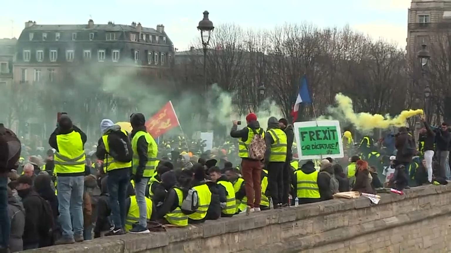 "Coletes amarelos" não acreditam em Macron