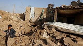 Yemen: Suudi Arabistan öncülüğündeki koalisyon uçakları başkent Sana'yı vurdu