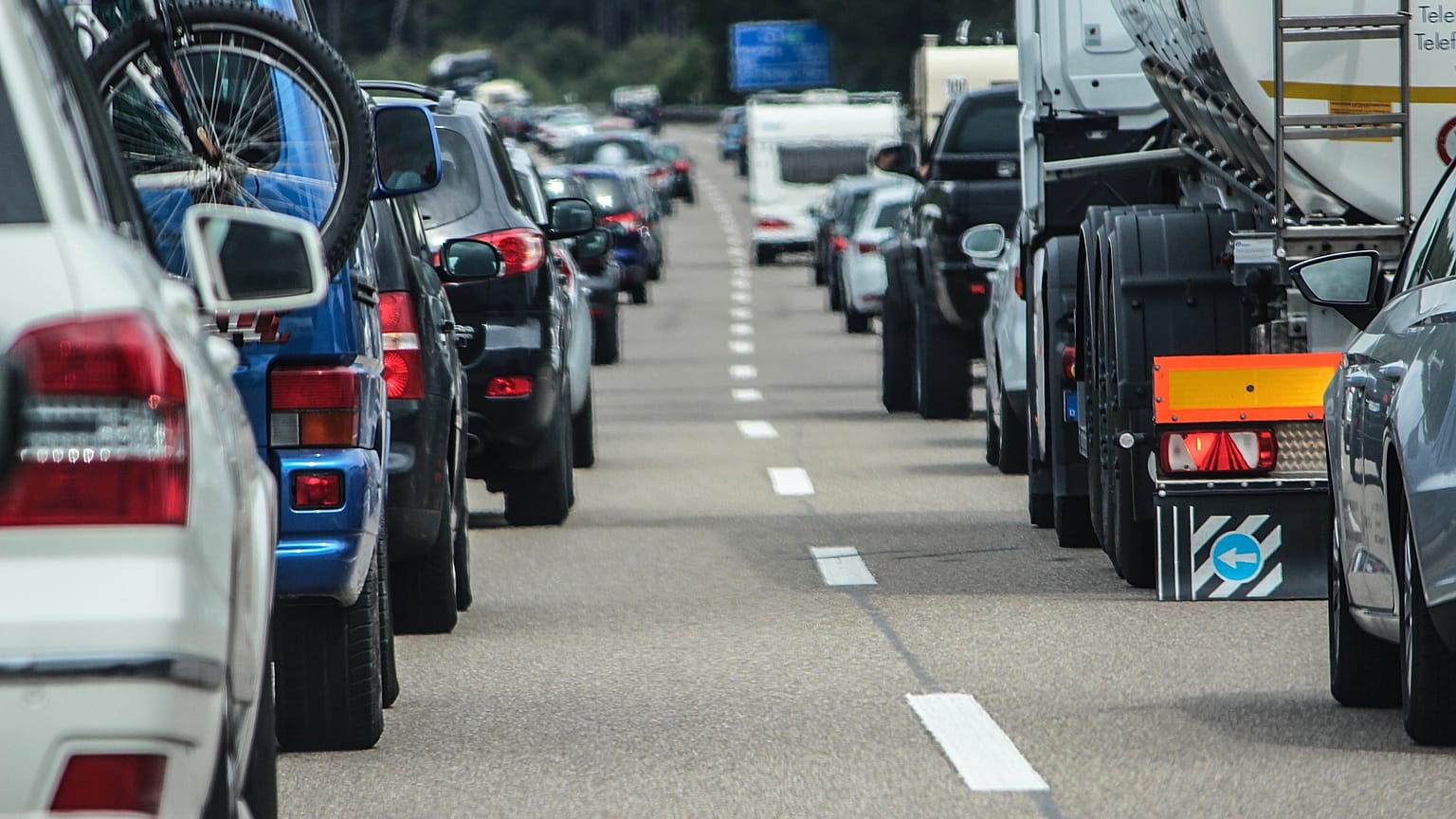Bescheuert? Scherze über Tempolimit im Autoland Deutschland