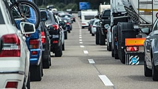 Bescheuert? Scherze über Tempolimit im Autoland Deutschland