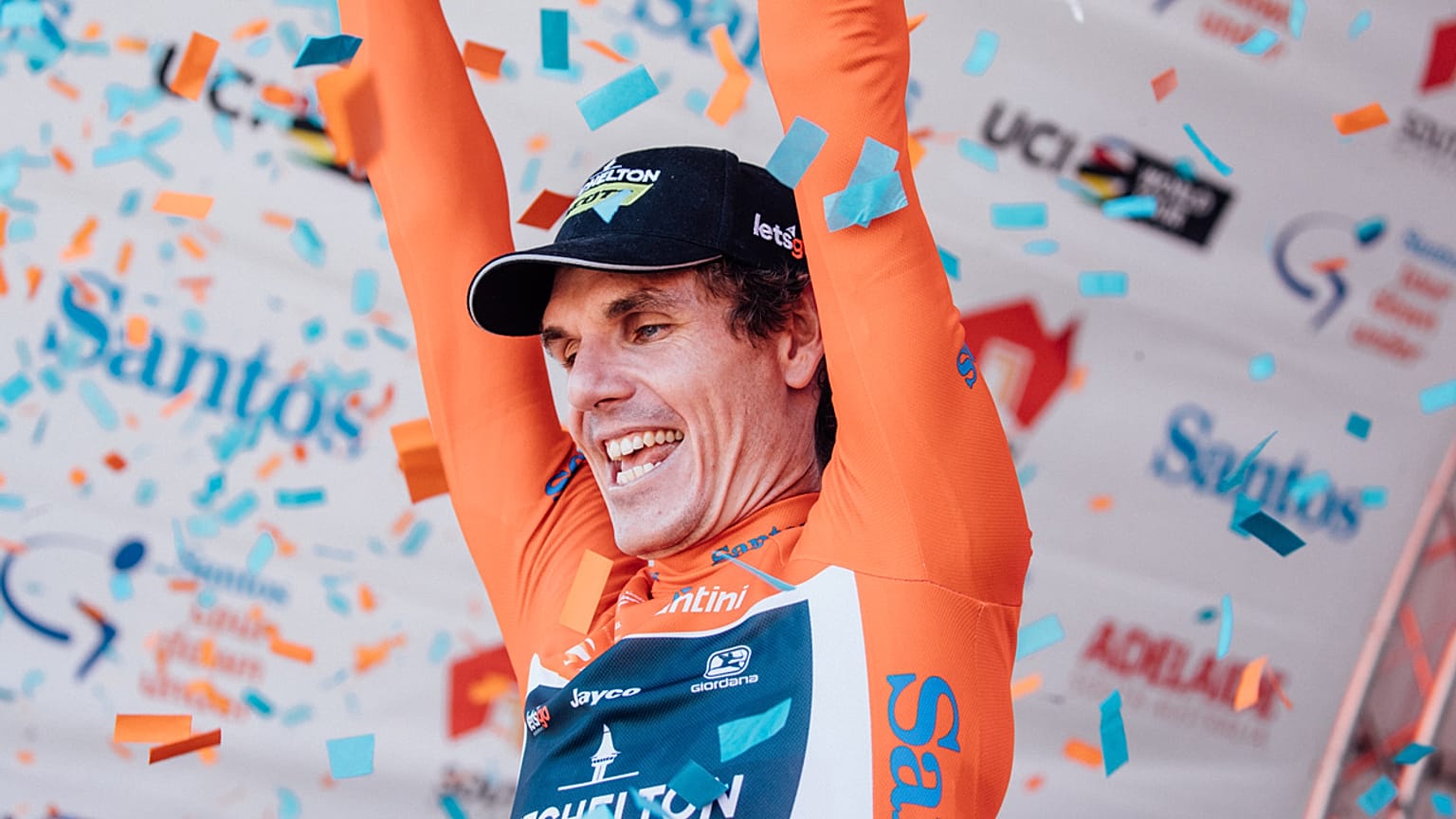 Der Gewinner der Tour Down Under, Daryl Impey, beim Jubel auf dem Podest