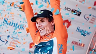 Der Gewinner der Tour Down Under, Daryl Impey, beim Jubel auf dem Podest