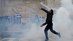 Δεκάδες τραυματίες, συλλήψεις και προσαγωγές για τα επεισόδια
