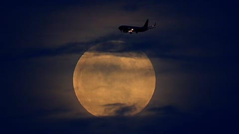 Εικόνες από την ολική έκλειψη σούπερ-Σελήνης
